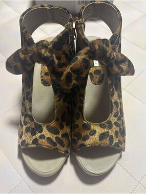 GC Shoes Kimora Leopard Print Bow Peep Toe Block Heel Sandals Size 9